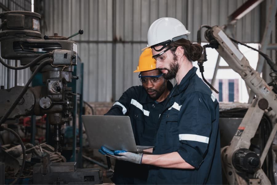 Técnicos realizando a manutenção centrada na confiabilidade