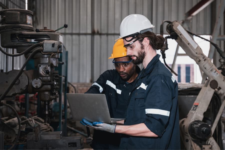 Técnicos realizando a manutenção centrada na confiabilidade