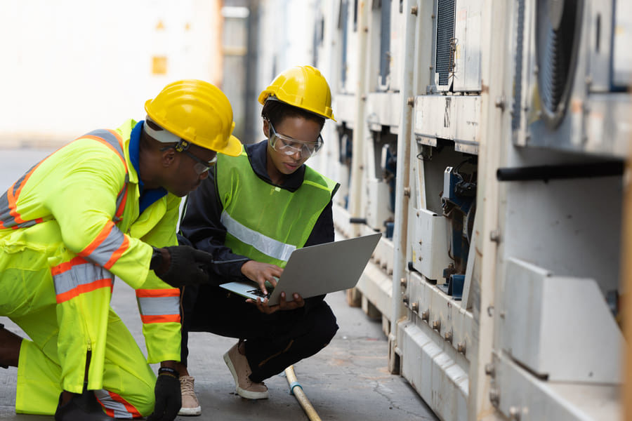 imagem de profissionais de manutenção fazendo relatório técnico