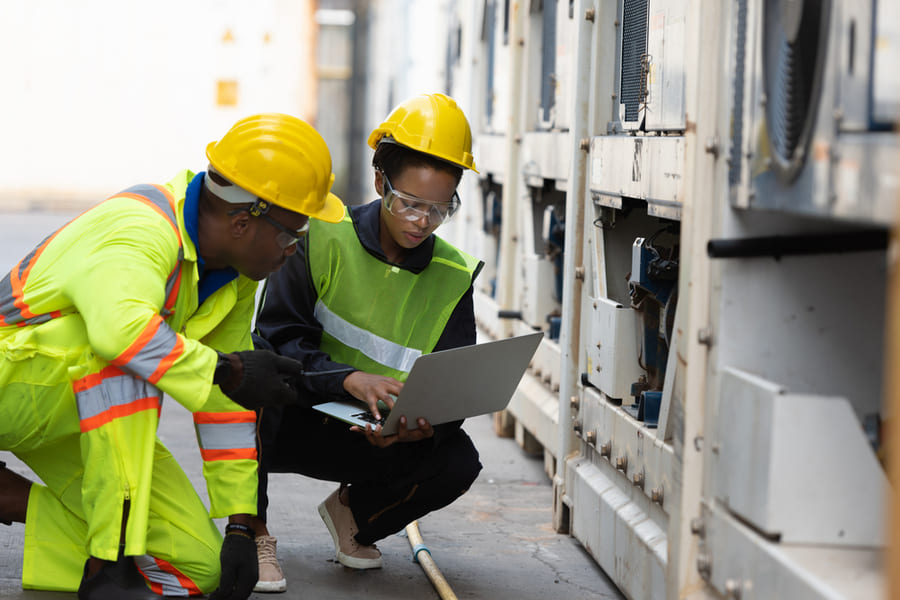 imagem de profissionais de manutenção fazendo relatório técnico