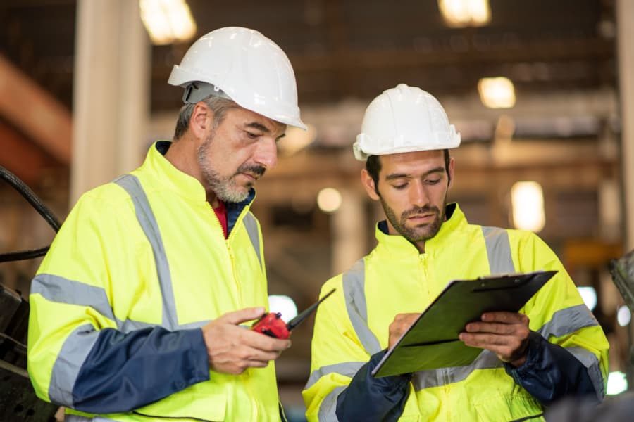 técnicos de segurança do trabalho preenchendo uma ordem de serviço segurança do trabalho