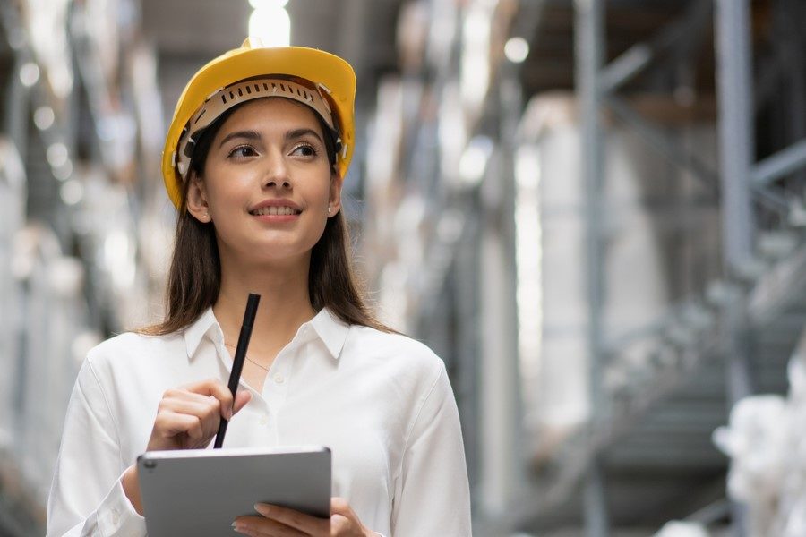 engenheira pensando nas estratégias de manutenção