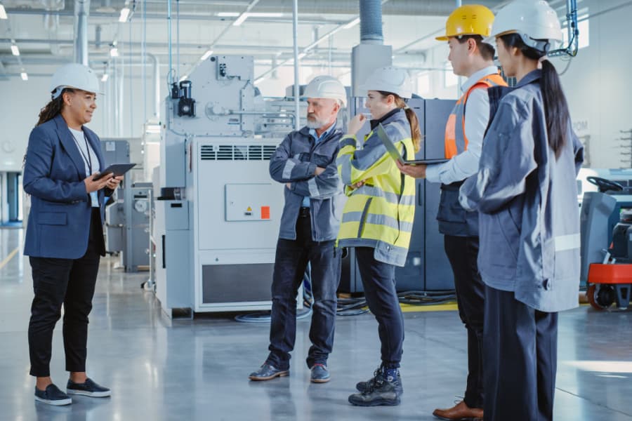 Equipe de facilities reunida paea uma reunião com gestores