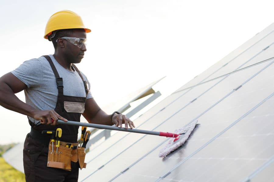 Imagem ilustrativa de um homem fazendo limpeza industrial