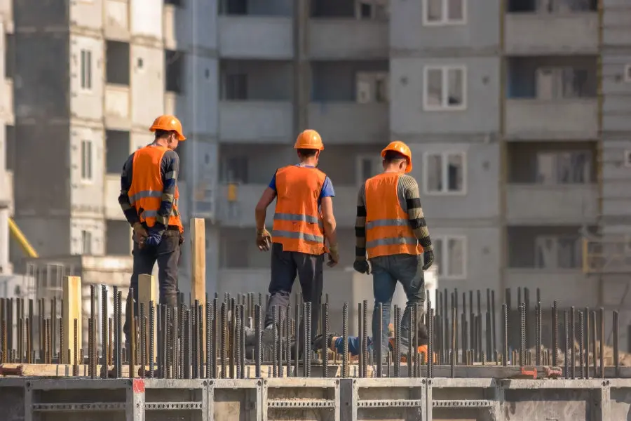Imagem ilustrativa de homens trabalhando