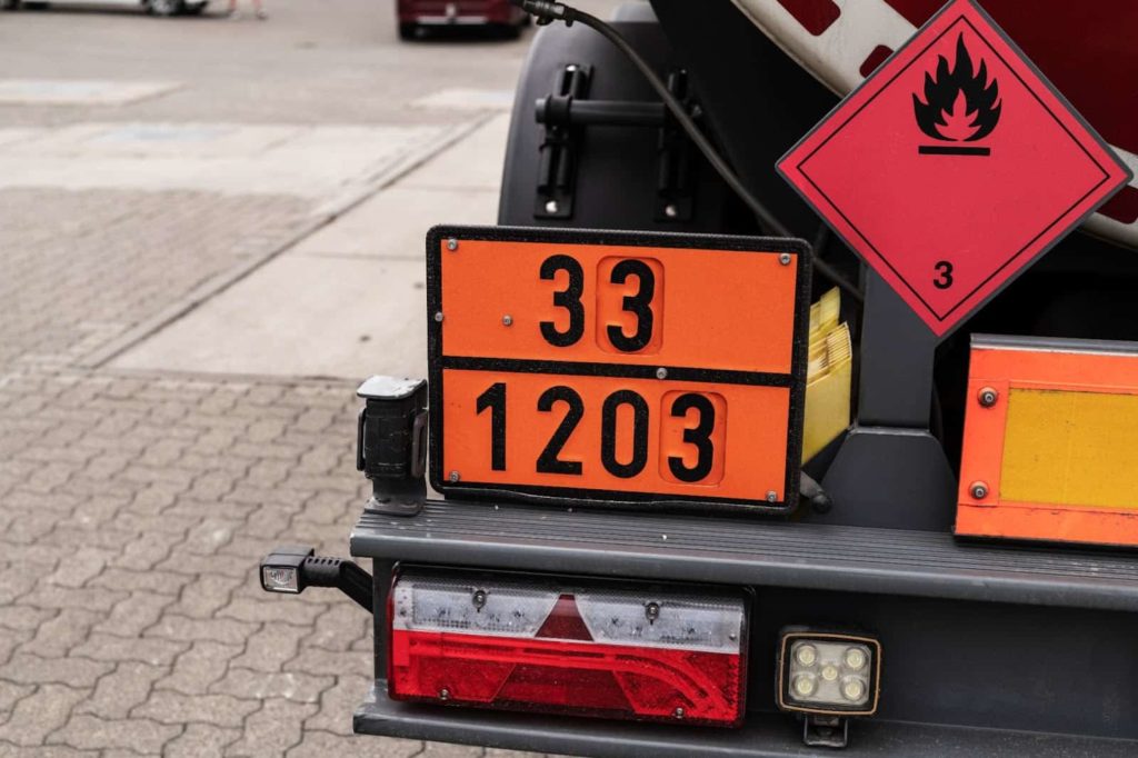 imagem ilustrativa com o painel de segurança exigido para o transporte de produtos perigosos