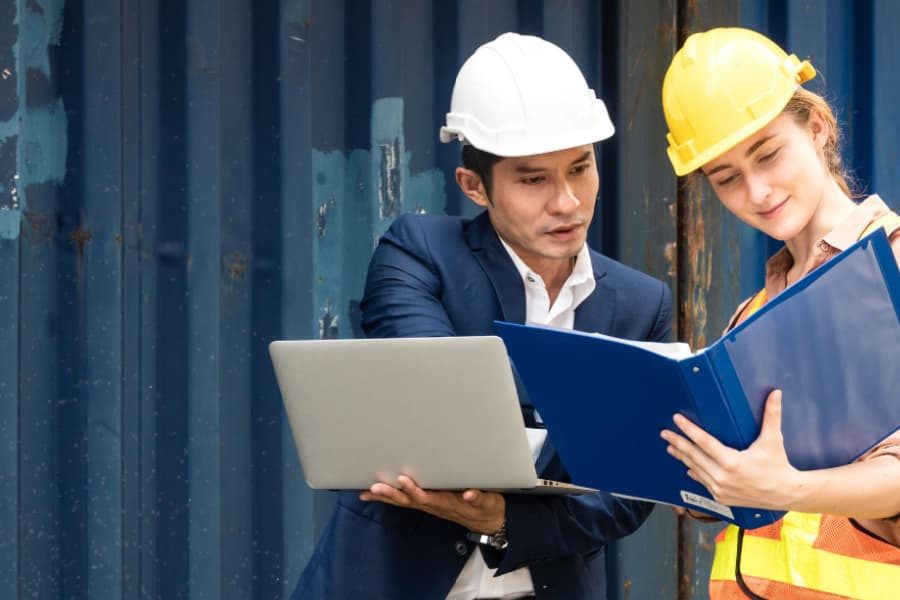 Gestores aplicando um checklist de obras para avaliação de conformidade