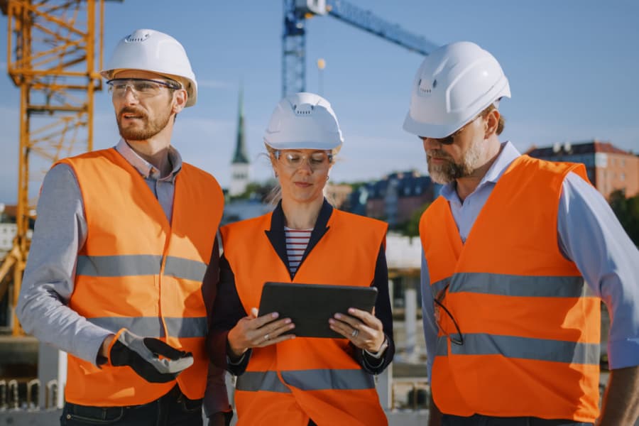 Gestores realizando o gerenciamento das obras por meio de um Software de gestão de obras