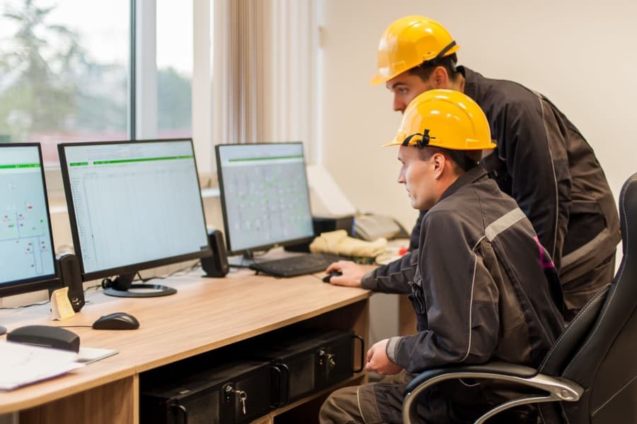 técnicos fazendo a análise do dashboard de manutenção