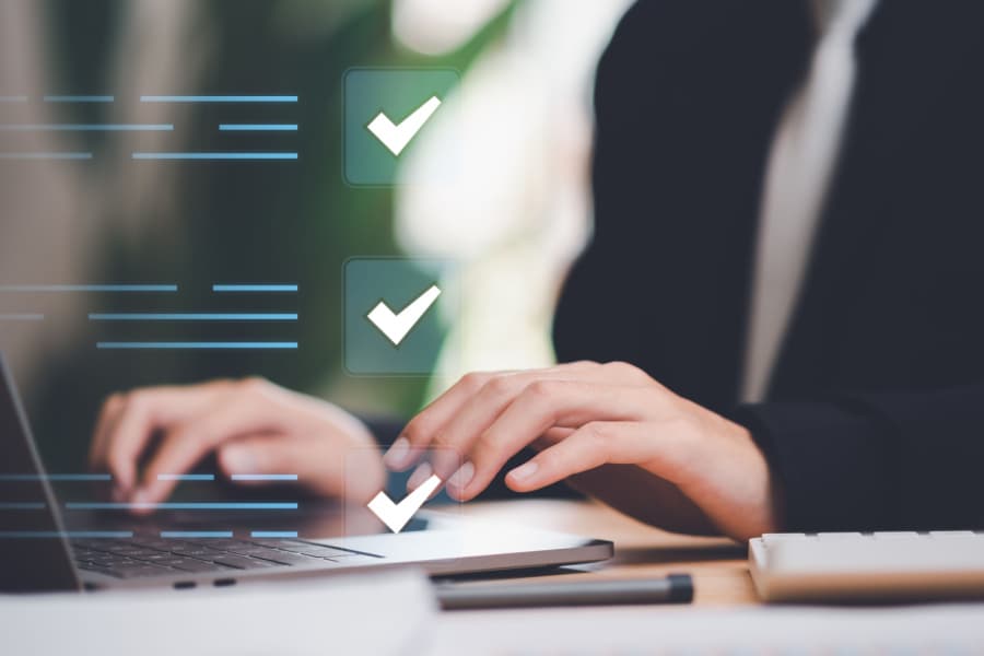 Inspetor realizando auditoria de conformidade