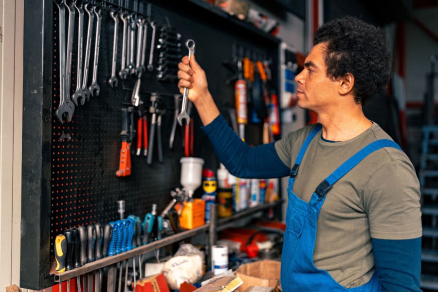 Técnico realizando controle de ferramentas
