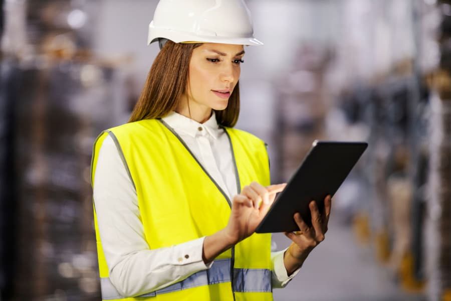 Técnica realizando o gerenciamento da solicitação de serviço