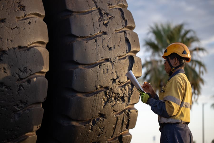 Técnico preenchendo um check list de caminhão