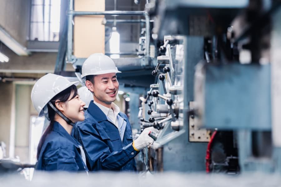 Técnico fazendo avaliações para elaboração do laudo NR12