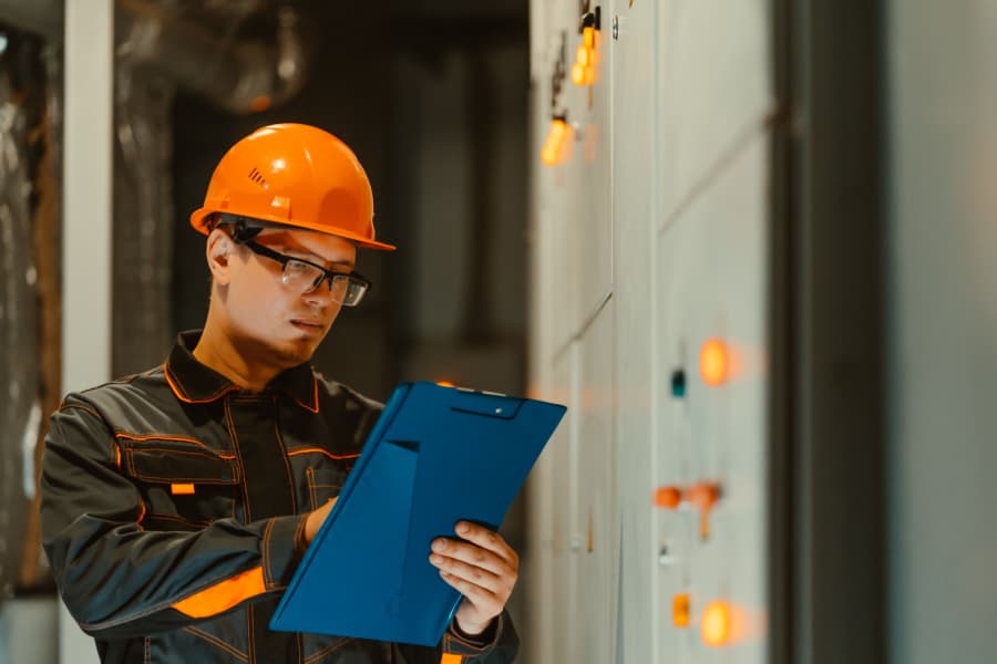 Técnico conferindo o agendamento de serviços