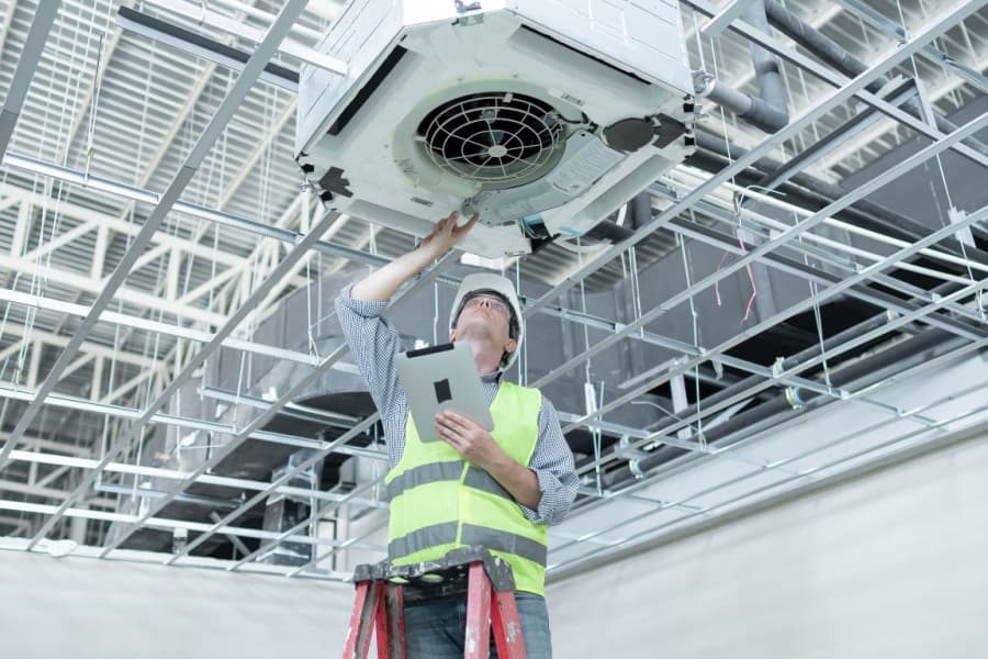 Técnico fazendo a manutenção hospitalar