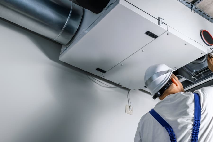 Técnico realizando refrigeração industrial