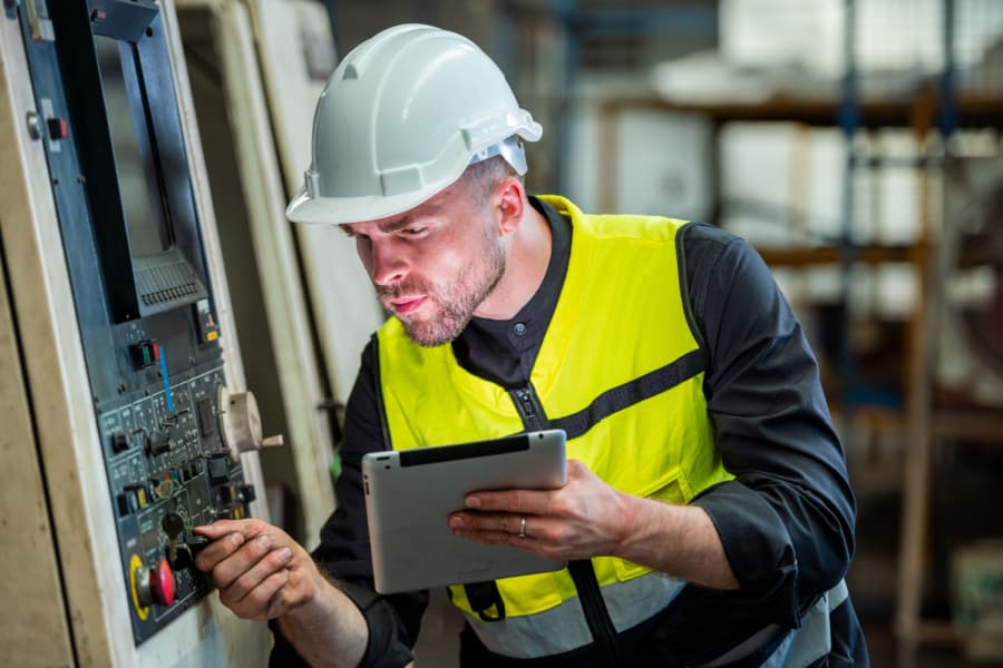 técnico analisando riscos com máquinas e equipamentos