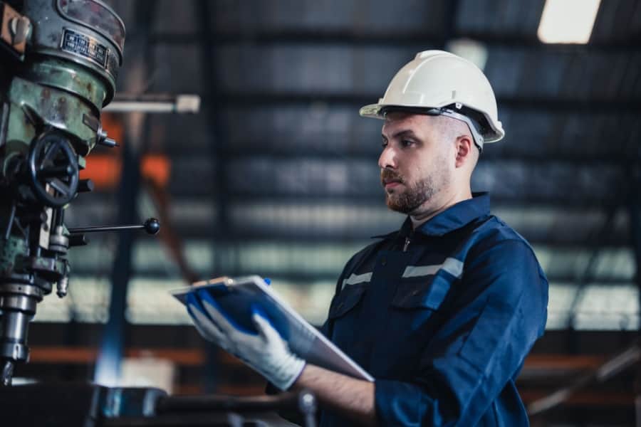 Técnico analisando maquinário para criação do plano de lubrificação