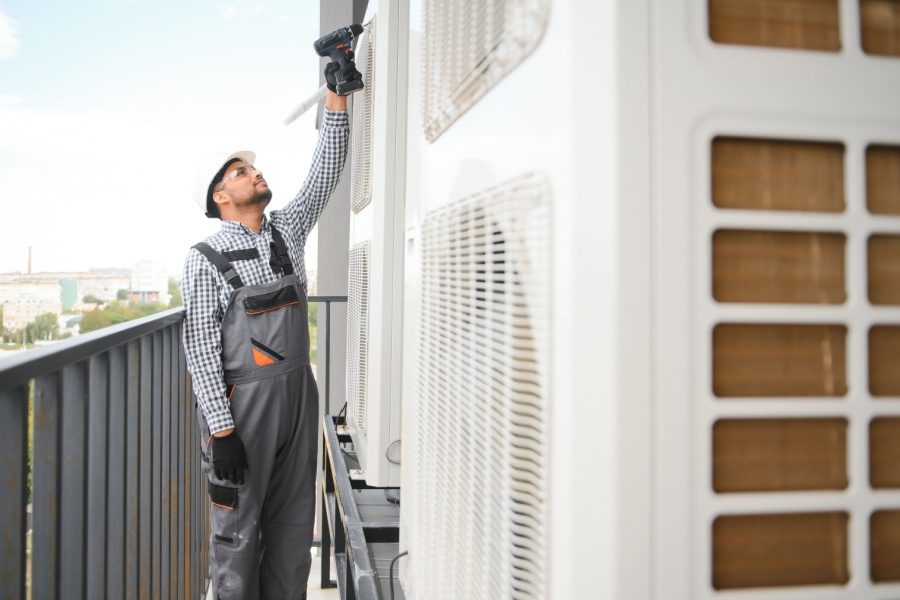 Imagem ilustrativa de manutenção de ar condicionado