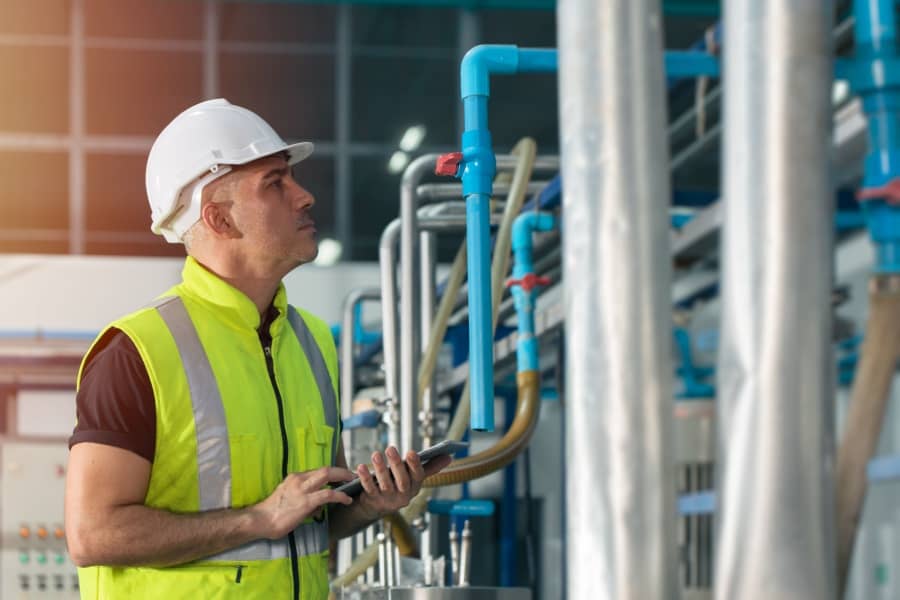 Técnico realizando manutenção de tubulação de gás