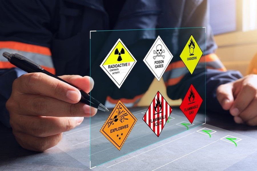 Pessoa observando aspectos importantes para a Ficha de Emergência