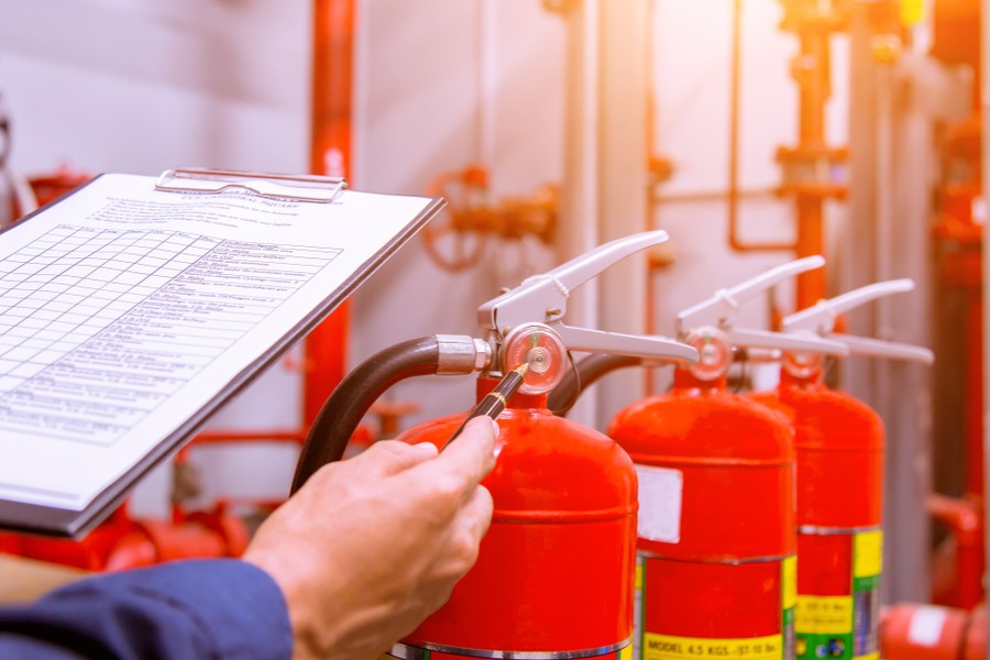 engenheiro fazendo manutenção de equipamentos de combate a incêndio