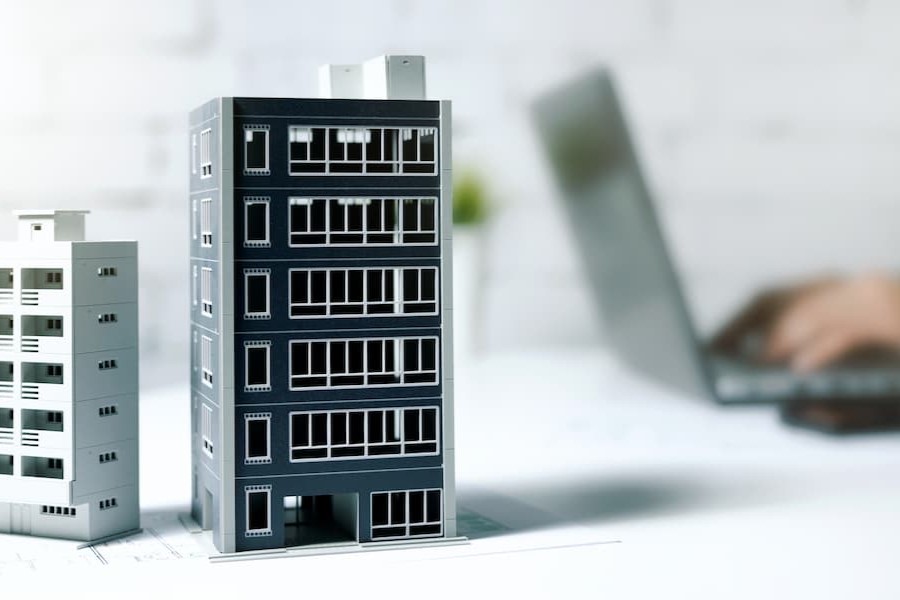 Pessoa contratando um sistema para condomínio