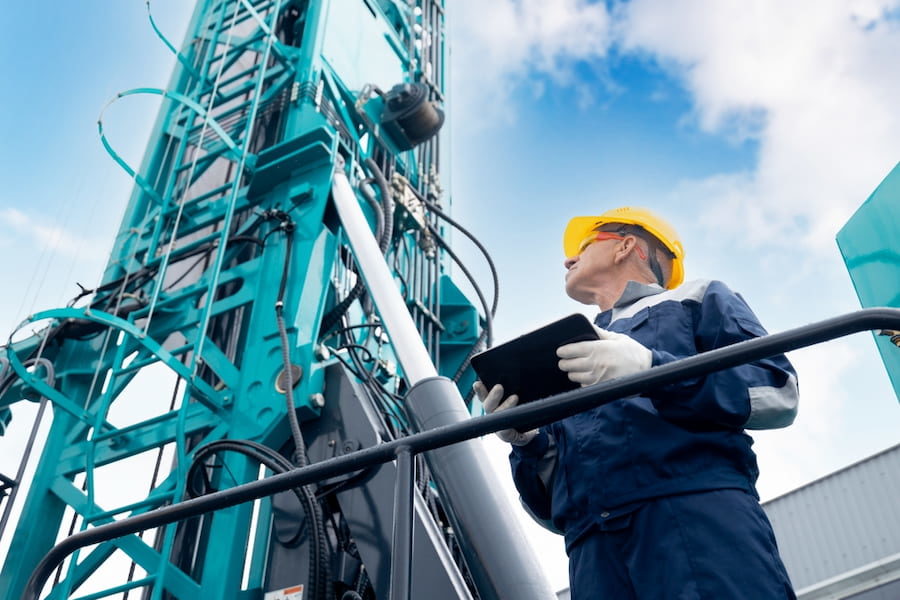 Técnico industrial preenchendo Termo de Responsabilidade Técnica