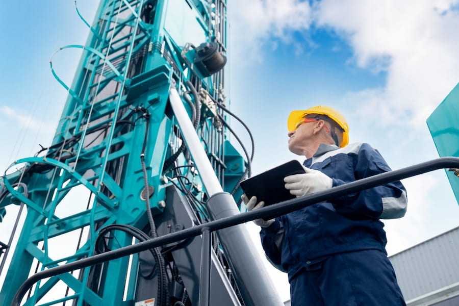 Técnico industrial preenchendo Termo de Responsabilidade Técnica