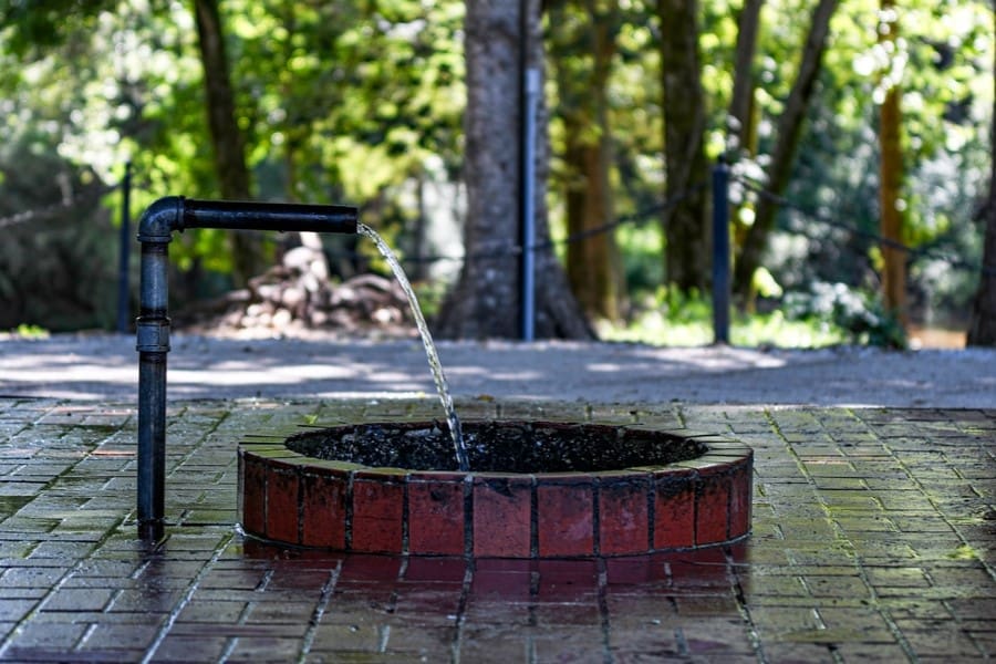 Imagem ilustrativa de um poço recebendo Teste de vazão