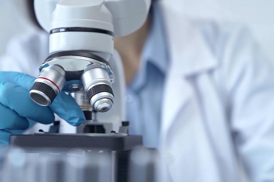 técnico realizando a ferrografia