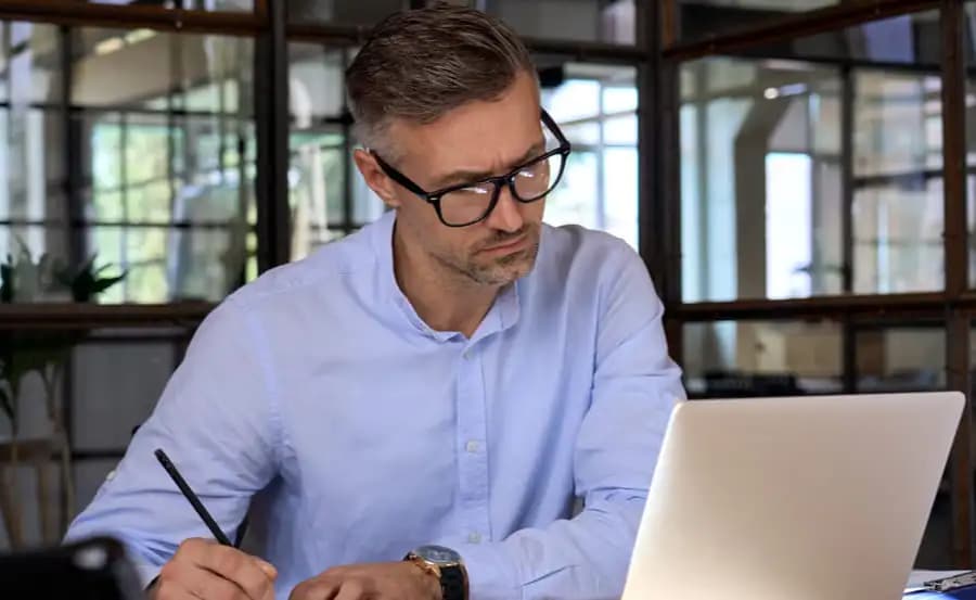 Imagem ilustrativa de analista de operações