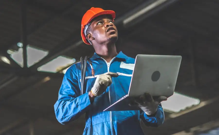 Imagem ilustrativa de engenheiro de manutenção