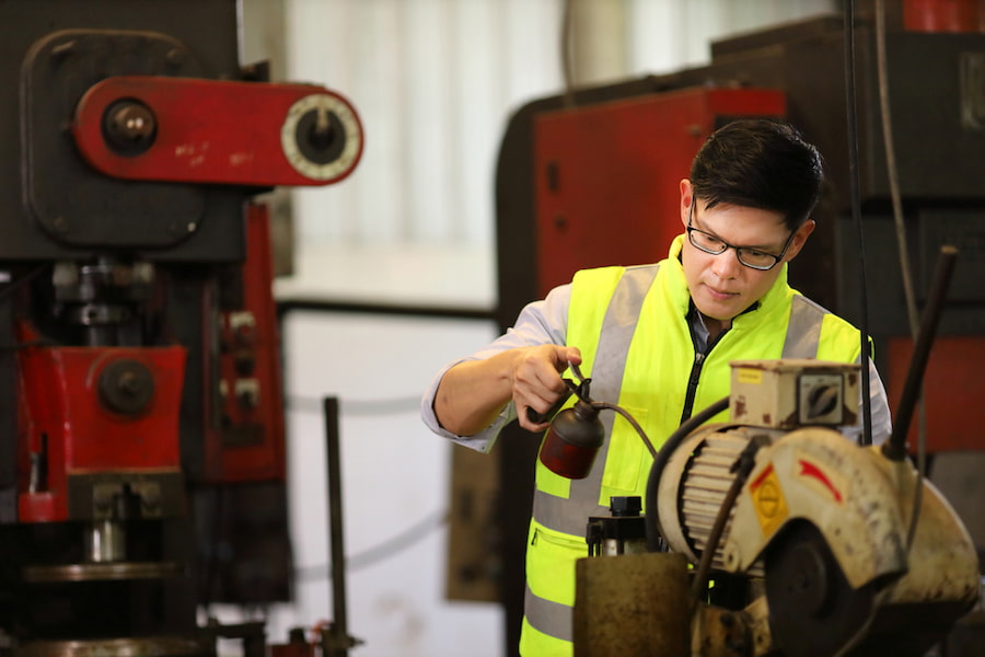 técnico realizando lubrificação industrial