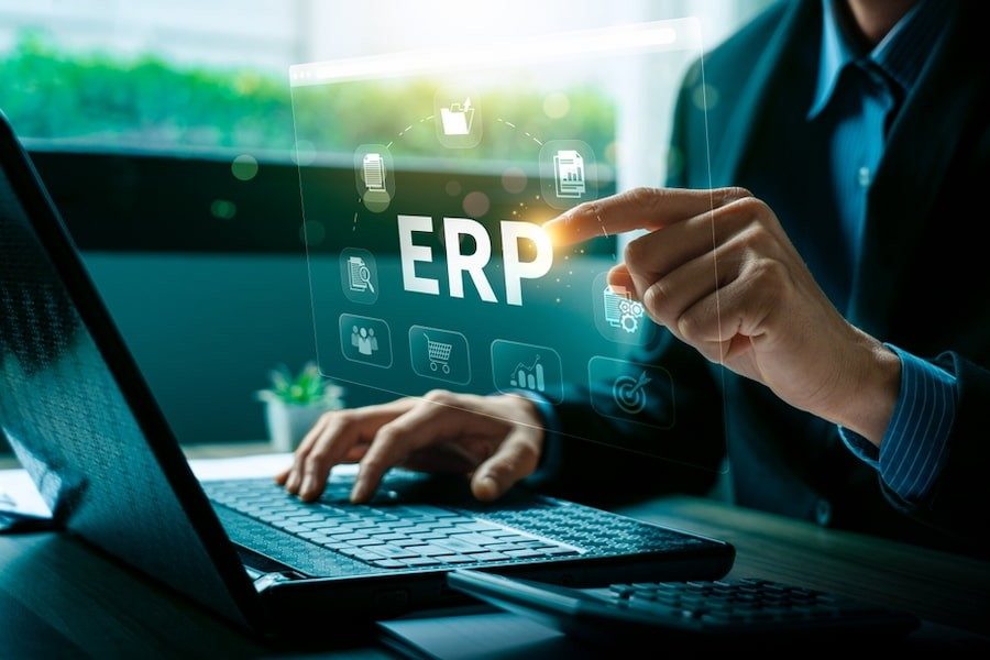 gestor configurando ERP para prestação de serviços