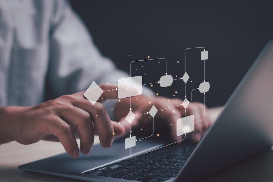 pessoa fazendo mapeamento de processos