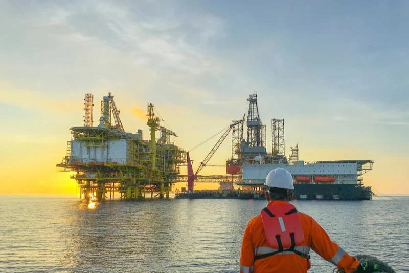 NR 37 - trabalhador observa plataforma offshore