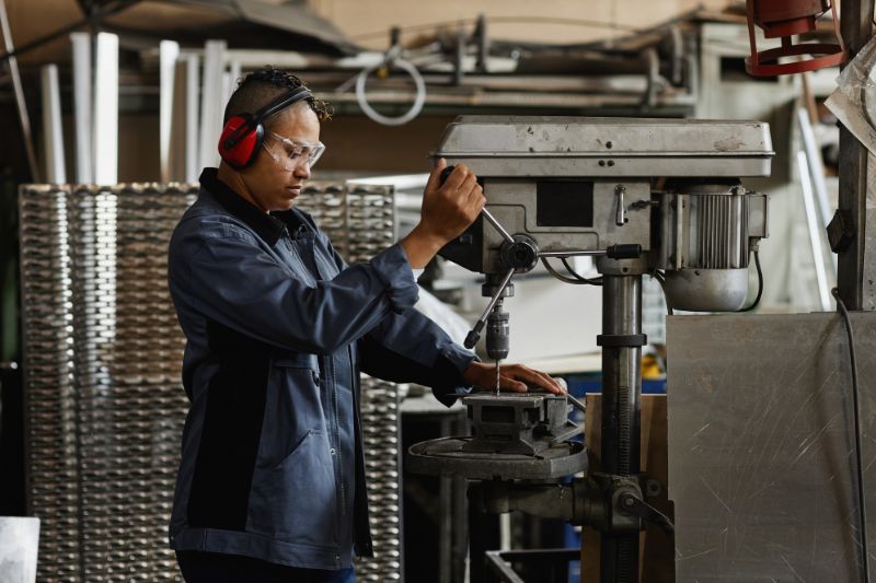 mulher trabalhando com manutenção para ilustrar o tema de carreiras técnicas