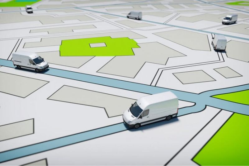 Mapa com vans distribuídas pelas rotas, representando a roteirização de frota e o planejamento de equipes externas.